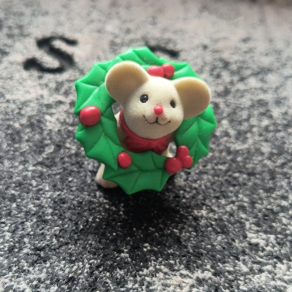 Avon Flocked Christmas Cute Grey Mouse Holiday Ornament with Green Wreath
